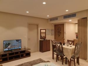 Μια τηλεόραση ή/και κέντρο ψυχαγωγίας στο luxury apartment at Mangroovy El Gouna