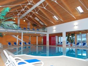 בריכת השחייה שנמצאת ב-Splendid Holiday Home in Kreischberg Murau near Ski Resort או באזור