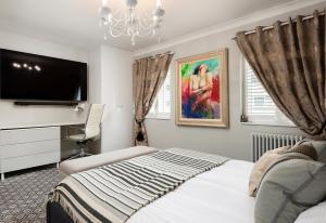 Кровать или кровати в номере Windsorian Experience
