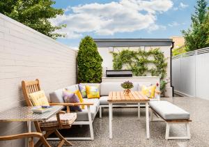 une terrasse avec un canapé, une table et des chaises dans l'établissement Windsorian Experience, à Windsor