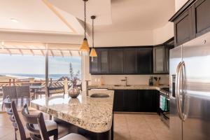 cocina con mesa y comedor en Vivo Resorts, en Puerto Escondido