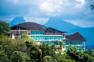 un bâtiment avec une montagne en arrière-plan dans l'établissement Tahiti Airport Motel, à Fa'a'ā