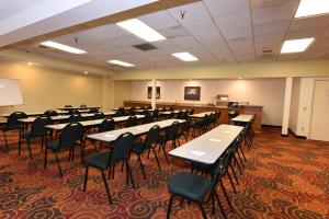 a classroom with tables and chairs in a room at Best Western Plus Ahtanum Inn in Yakima