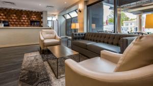 - une salle d'attente avec un canapé, des chaises et des tables dans l'établissement Best Western Plus Cairn Croft Hotel, à Niagara Falls