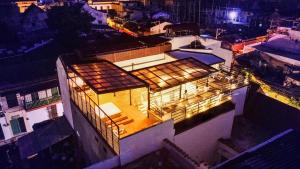 una vista aérea de un edificio por la noche en Casa Amanzi Hotel Cartagena, en Cartagena de Indias