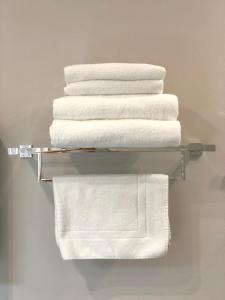 una pila de toallas en un toallero en el baño en BB Veronesi, en Bolonia
