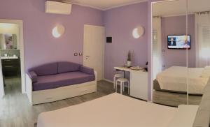 ボローニャにあるBB Veronesiの紫の壁のベッドルーム(ベッド1台、鏡付)