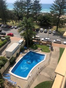 una vista aérea de una piscina en un aparcamiento en Oceania on Burleigh Beach en Gold Coast