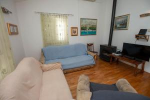 un soggiorno con un divano e una TV di Apartments Mirko a Lokva Rogoznica
