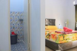 En eller flere senger på et rom på Rifqi Guesthouse