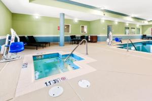 a pool room with a hot tub and a swimming pool at Holiday Inn Express Hotel & Suites Klamath Falls Central, an IHG Hotel in Klamath Falls