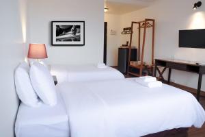 清邁的住宿－La Mai Hotel，酒店客房配有两张床和一张书桌
