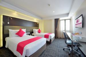 Tempat tidur dalam kamar di Hotel Royal Bangkok@Chinatown