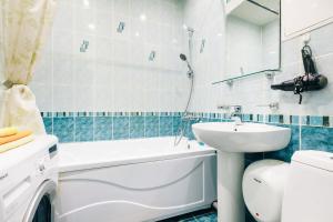 ケメロヴォにあるApartment on Nogradskaya 7bのバスルーム(白い洗面台、トイレ付)