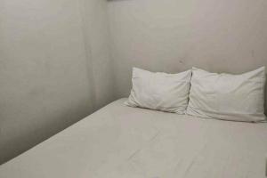 Voodi või voodid majutusasutuse Marson Interkota Residence Mitra RedDoorz toas