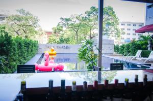 une piscine avec un flamant gonflable rose dans l'établissement Tara Garden Hotel, à Bangkok