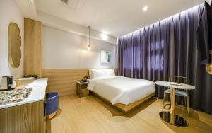 Tempat tidur dalam kamar di GijangYeonhwari No,25 Hotel