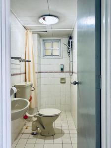 uma casa de banho com um WC e um lavatório em Habitat Fraser's Hill em Bukit Fraser