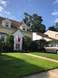 una casa con un coche aparcado delante de ella en NYZLH长岛Hofstra Universit民宿 en Hempstead