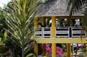 Un giro in un gazebo con delle persone sopra. di Zander's Paradise @Mystic (Full) a Ocho Rios