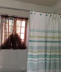 una camera con finestra e tenda di Zander's Paradise @Mystic (Full) a Ocho Rios