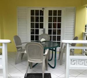 un tavolo e sedie seduti su un patio di Zander's Paradise @Mystic (Full) a Ocho Rios