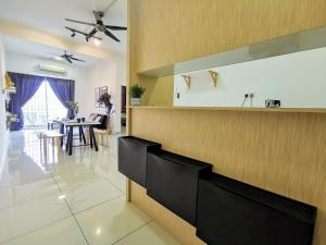 uma cozinha e sala de estar com sala de jantar em Skypod Residence Puchong em Puchong