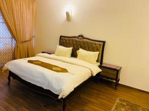 A bed or beds in a room at Royal Two Bed Room Luxury Apartment Gulberg