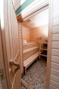 uma pequena sauna com um woodenvisor num quarto em Hotel Aristokrat em Ufa