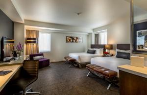 ein Hotelzimmer mit einem Bett und einem Schreibtisch in der Unterkunft Godfrey Hotel Chicago in Chicago