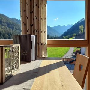 a dining room table with a view of a mountain at Lüch dl Jëinder in San Martino in Badia