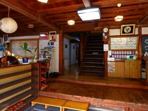 eine Lobby eines Restaurants mit einer Treppe und einem Zimmer in der Unterkunft Echigoya Ryokan in Ogano