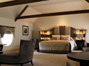 um quarto com uma cama, uma mesa e cadeiras em Close House em Heddon on the Wall
