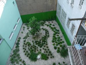 einen Blick über einen Garten in einem Gebäude in der Unterkunft Amazing City center apartment with balcony in Moravská Ostrava