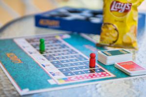 uma mesa com um tabuleiro de monopólio e um jogo em MF All-Season Apartment em Siófok