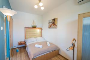 um quarto com uma cama com duas toalhas em MF All-Season Apartment em Siófok