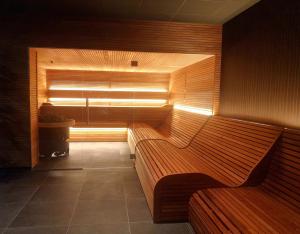a sauna with a wooden bench in a room at Fletcher Strandhotel Haamstede in Burgh Haamstede