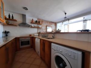 A kitchen or kitchenette at Tramuntana 37, 1°