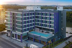 Bazén v ubytování Fortune Saeng Chan Beach Hotel Rayong - SHA Plus nebo v jeho okolí
