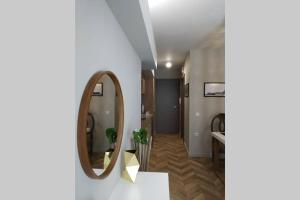 łazienka z lustrem na ścianie w obiekcie Candia Studio-Heraklio City Centre w Heraklionie +12 zdjęć