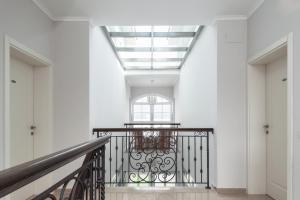 un lucernario in una camera bianca con scala di Luxury apartments Vila Carissa a Malinska