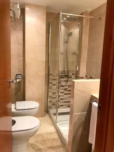 un baño con ducha y WC en Hotel Calasanz, en Molins de Rei 33 fotos más