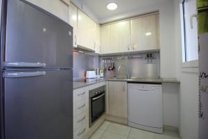 エンプリアブラバにあるApart-rent Apartment Port Salins 0155のキッチン(ステンレス製の冷蔵庫、食器洗い機付)