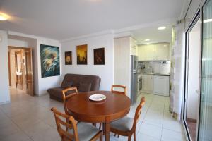 エンプリアブラバにあるApart-rent Apartment Port Salins 0155のキッチン、ダイニングルーム(テーブル、椅子付)