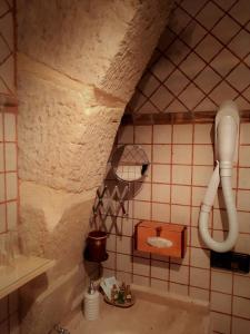 ein Bad mit einer Dusche und einem Waschbecken in der Unterkunft Casa Rural Medieval Torre Fuerte S.XIII in Baños de Rioja