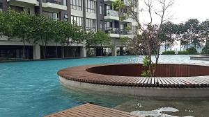 A piscina localizada em Urban 360 Teratak Rara Homestay ou nos arredores