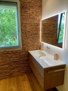 La Forestale Luxury Ecolodge B&B Primo Piano في أكوالاغنا: حمام مع حوض ومرآة