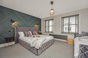 1 dormitorio con 1 cama grande en una habitación en Cuckoo Rooms, en Colchester
