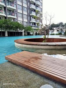 Der Swimmingpool an oder in der Nähe von Urban 360 Teratak Rara Homestay