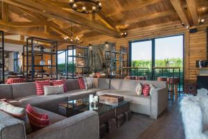 un soggiorno con divani e un tavolo di Cornelia Deluxe Residence a Bansko